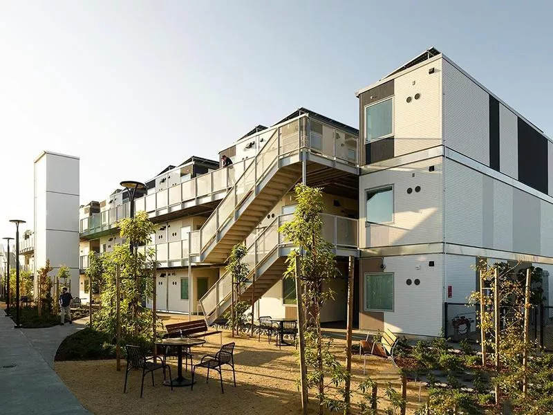 મલ્ટી-સ્ટોરી પ્રિફેબ્રિકેટેડ કન્ટેનર ગૃહો